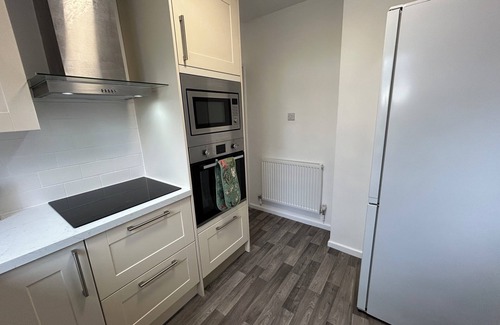 Portswood Apartment | Urban Escape: Modern Retreat Near Uni & Hospital