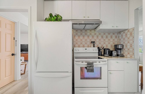 Southeast Calgary House | Urban Family Lodge- quiet, spacious, full kitchen, 3BR, sleep 8