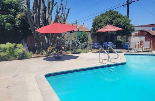 North Long Beach House | Urban Farm House +Hot Tub+Pool