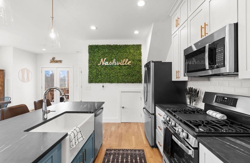 Nashville House | Urban Farmhouse - 4 bed, 3 bath - 1 ACRE YARD