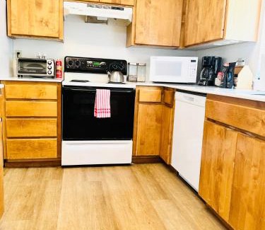 Corvallis House | Urban Farmhouse- KING bed!
