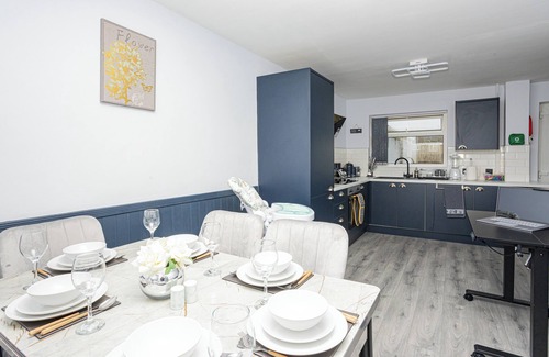 Cradley House | Urban Gem :A home away from home