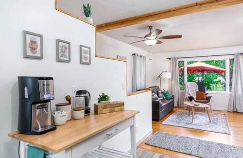 Traverse City House | Urban Gem: Minutes to Beach & Downtown W/Hot tub
