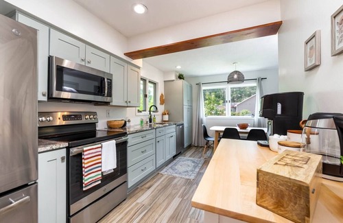 Traverse City House | Urban Gem: Minutes to Beach & Downtown W/Hot tub
