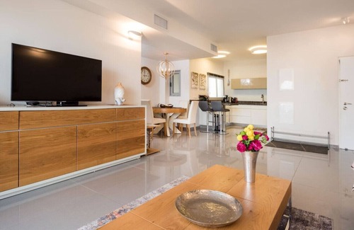 Tel Aviv Apartment | Urban Gem with Outdoor Lounge