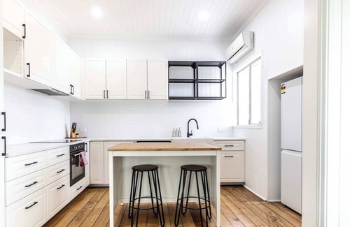 Booval House | Urban Getaway Colonial 6 beds 2 bath, aircon, pet, family