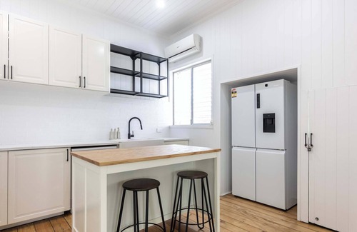 Booval House | Urban Getaway Colonial 6 beds 2 bath, aircon, pet, family