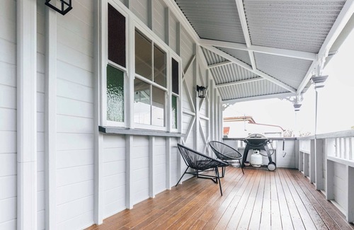 Booval House | Urban Getaway Colonial 6 beds 2 bath, aircon, pet, family