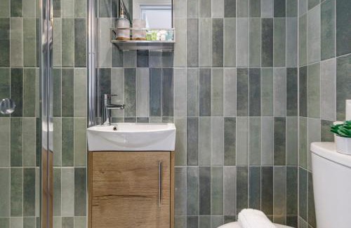 Dalston Apartment | Urban Green Oasis Modern Minimalist Studio