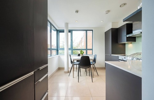 Haverstock Apartment | Urban Haven: Central, Modern Gem