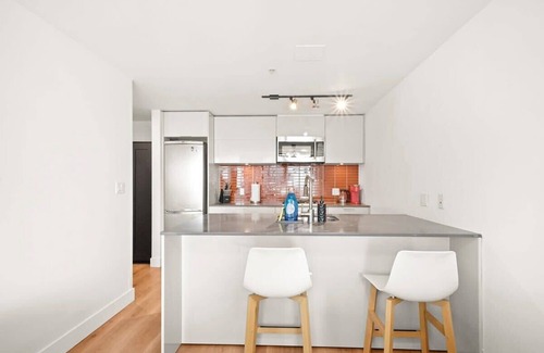 Gastown Condo | Urban Haven Serenity Retreat in Vibrant Gastown!