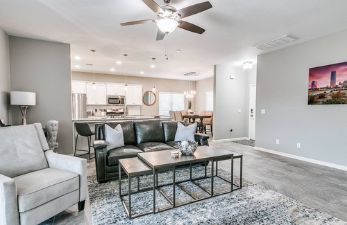 Wheatland House | Urban Home w/Fireside Fun