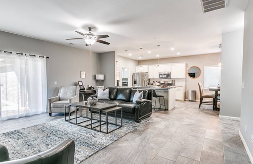 Wheatland House | Urban Home w/Fireside Fun