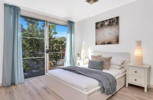 Mawson Lakes House | Urban Junction - Walk to Mawson Lakes Dining & Shops