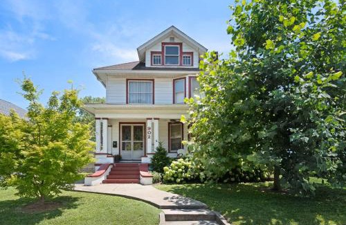 Jeffersonville House | Urban Lakeside Retreat