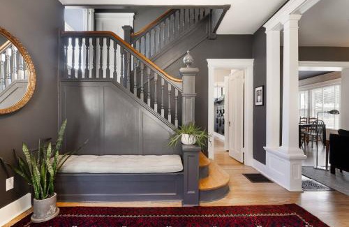 Jeffersonville House | Urban Lakeside Retreat