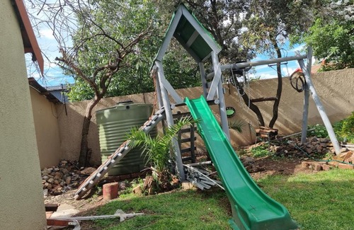 Greater Johannesburg Metropolitan Area House | Urban Lapa - Solar powered