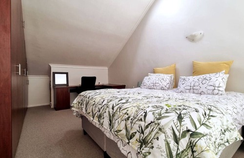 Plumstead Apartment | Urban Loft (Backup power for Wi-Fi)
