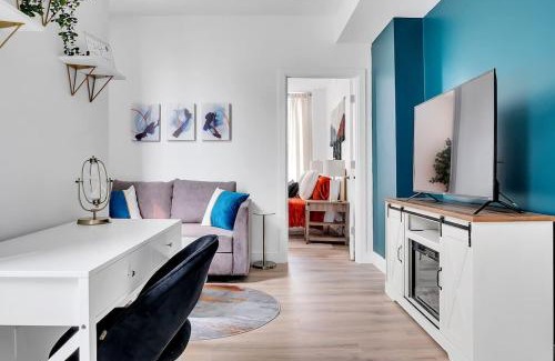 Seward Place Apartment | Urban Nest #2 Vibrant suite downtown by Proctors