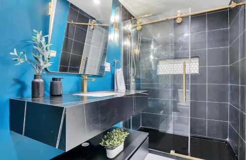 Seward Place Apartment | Urban Nest #2 Vibrant suite downtown by Proctors