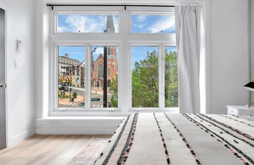 Seward Place Apartment | Urban Nest #3 Bright loft steps to Proctors