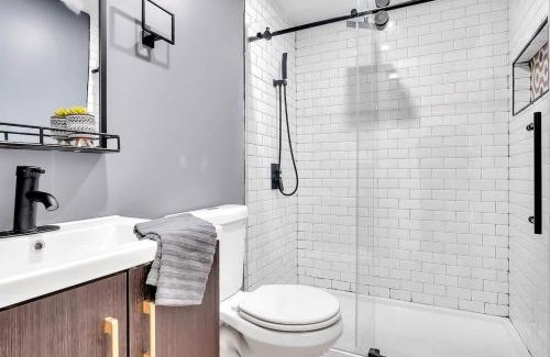 Seward Place Apartment | Urban Nest #3 Bright loft steps to Proctors