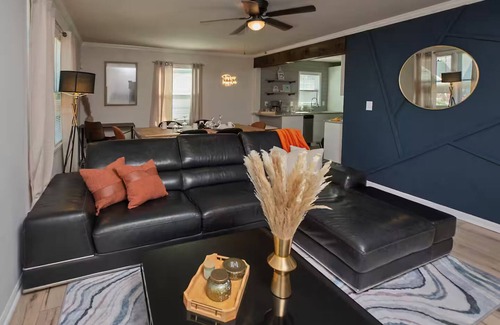 East Atlanta House | Urban Nest EAV - Chic Home Patio Games & Workspace