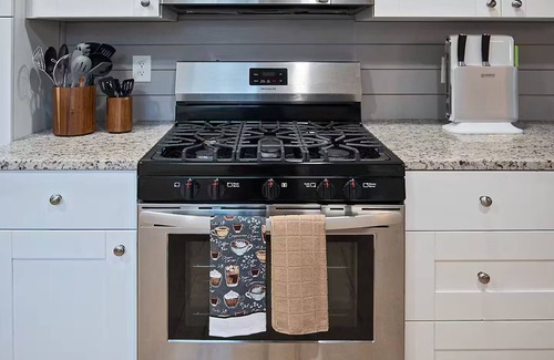 East Atlanta House | Urban Nest EAV - Chic Home Patio Games & Workspace