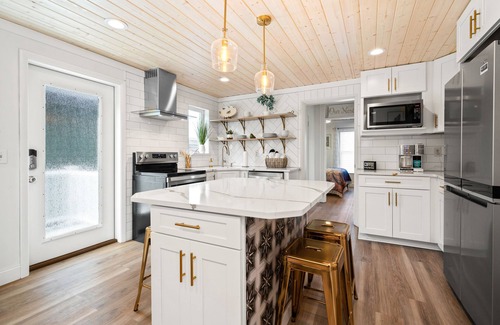 Butler Apartment | Urban Nest. Luxe Loft Downtown Butler. Walk to dining and Shopping.