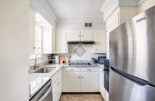 Northeast Dallas Condo | Urban Oasis - 2 Bedroom/2 Bathroom Condo in Central Dallas