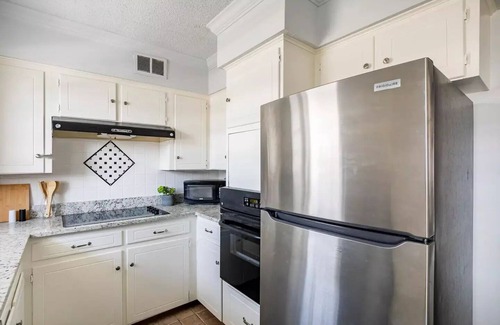 Northeast Dallas Condo | Urban Oasis - 2 Bedroom/2 Bathroom Condo in Central Dallas