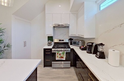 North Hollywood House | URBAN OASIS: 2BR NOHO HOME BUILT 2023 w/LARGE WALK-IN CLOSET & FENCED PATIO p68