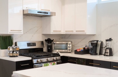 North Hollywood House | URBAN OASIS: 2BR NOHO HOME BUILT 2023 w/LARGE WALK-IN CLOSET & FENCED PATIO p68