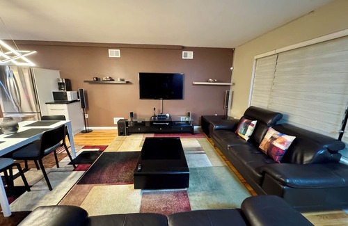 Mariners Harbor Apartment | Urban Oasis: A Modern 2-Bedroom Apartment in Staten Island with WiFi, AC & More.