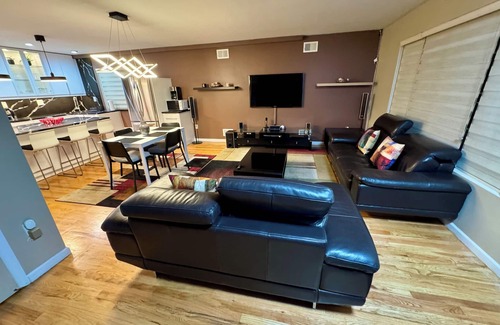 Mariners Harbor Apartment | Urban Oasis: A Modern 2-Bedroom Apartment in Staten Island with WiFi, AC & More.