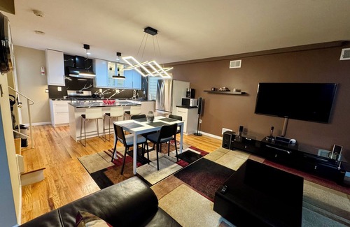 Mariners Harbor Apartment | Urban Oasis: A Modern 2-Bedroom Apartment in Staten Island with WiFi, AC & More.