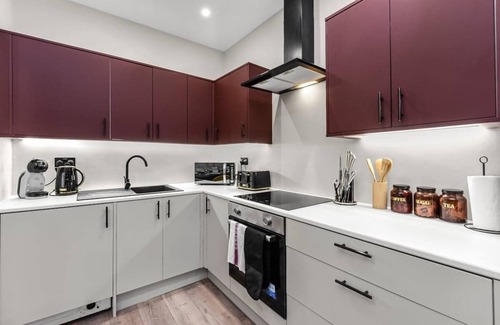 Harrow House | Urban Oasis: Chic 4BR Stay Perfect for Big Groups