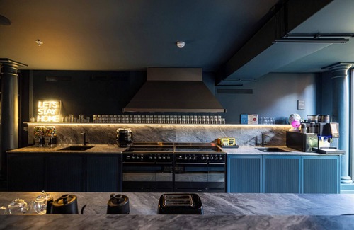 Brondesbury Park Apartment | Urban Oasis - Cinema, Gardens, Gym, Pool table