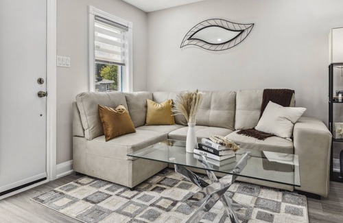 Lakeview House | Urban Oasis: Cozy 3B/1B + Office, 5G, Kitchen, Parking with modern furnishings
