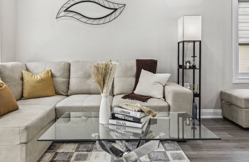 Lakeview House | Urban Oasis: Cozy 3B/1B + Office, 5G, Kitchen, Parking with modern furnishings