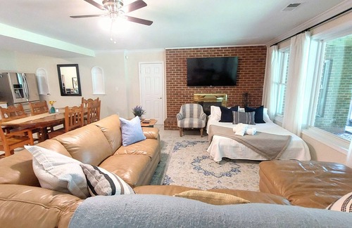 Springfield Apartment | Urban Oasis I Large 2bd/1ba I Surrounded by Nature I 30 mins to DC