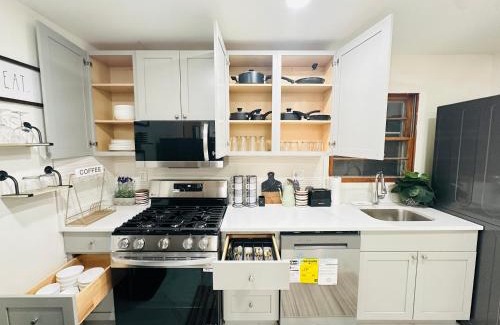 The Heights House | Urban Oasis I Stylish Getaway to NYC with Parking