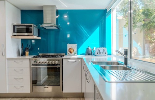 Victoria Park House | Urban Oasis: Near Optus Stadium