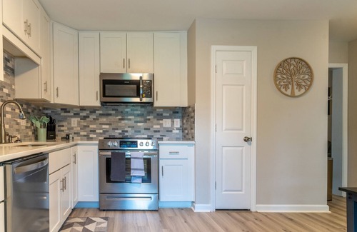 Downtown House | Urban Oasis: Newly Renovated Luxury Townhome -2BR Kingbed - 1Mile from Downtown