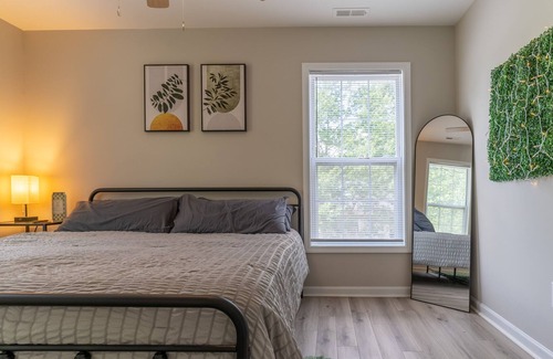 Downtown House | Urban Oasis: Newly Renovated Luxury Townhome -2BR Kingbed - 1Mile from Downtown