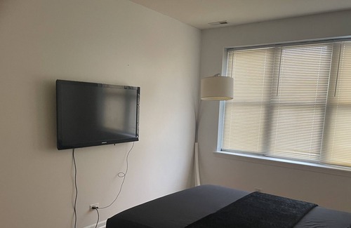Heart of Chicago Condo | "Urban Oasis: Pilsen Retreat - Your Chic Chicago Getaway"