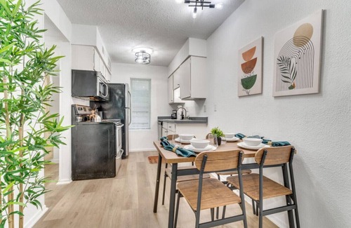Hyde Park Apartment | Urban Oasis Studio - Austin - 8 mins to Downtown