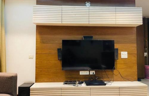 Chittaranjan Apartment | Urban Oasis: Stylish Retreat