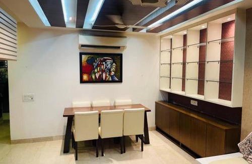 Chittaranjan Apartment | Urban Oasis: Stylish Retreat
