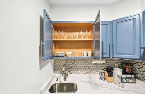 Canarsie Apartment | Urban Oasis: The Brooklyn Blue. Ideal for Long-Term Stay.